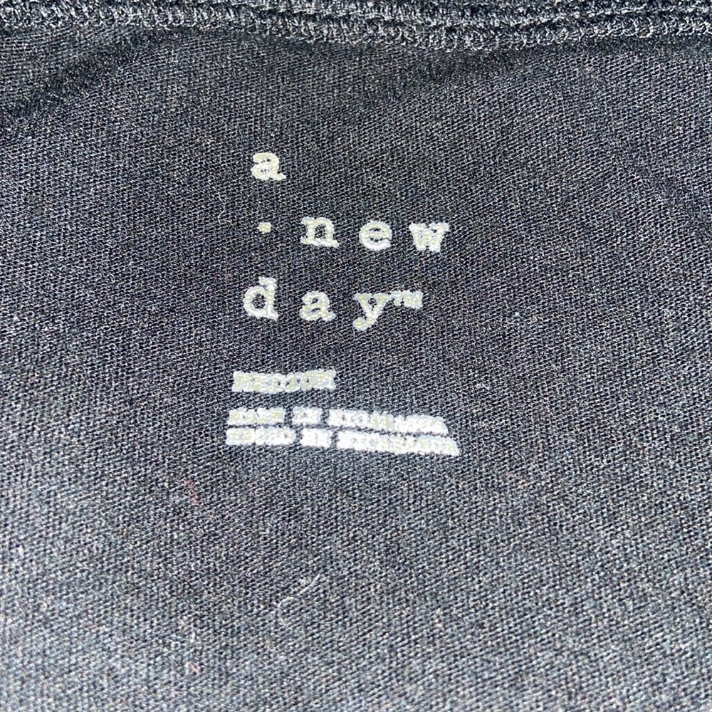 🛍️FREE W PURCHASE🛍️new day black v neck t shirt sz M free with bundle purchase